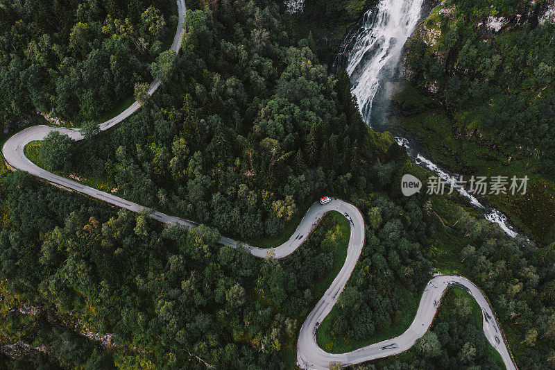 挪威的发夹公路瀑布附近野营车的风景鸟瞰图