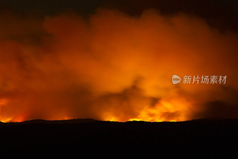 火在山中，黑暗的背景与复制空间