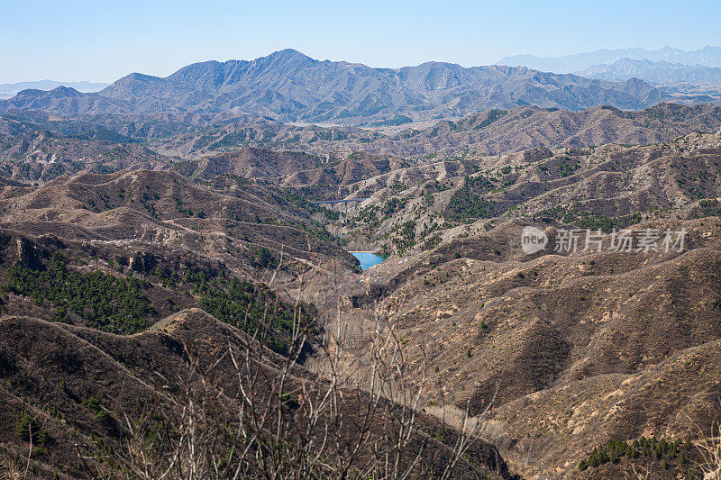 春天环绕北京的群山