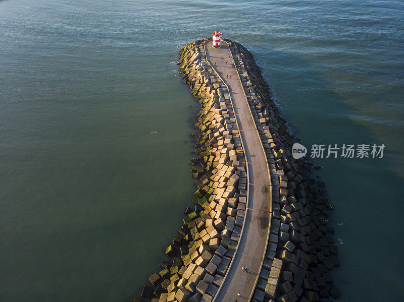 斯赫弗宁根港口入口处的码头鸟瞰图