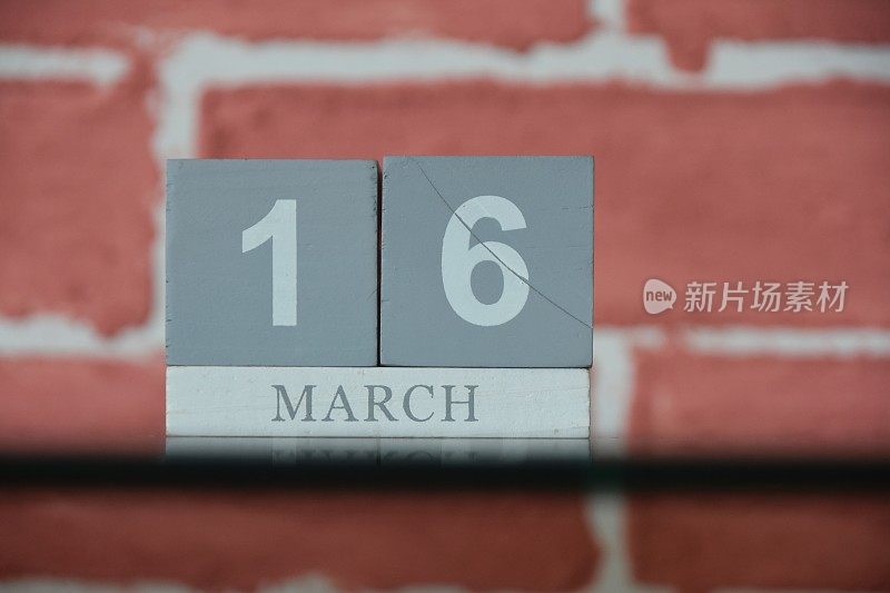 3月16日靠在一堵红砖墙上