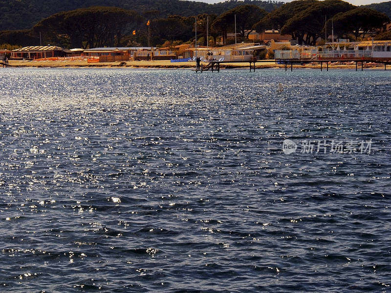 圣特罗佩瓦尔普罗旺斯海岸南部法国-世界著名的旅游胜地和度假胜地在一个温暖阳光明媚的夏日。大溪地海滩广场。