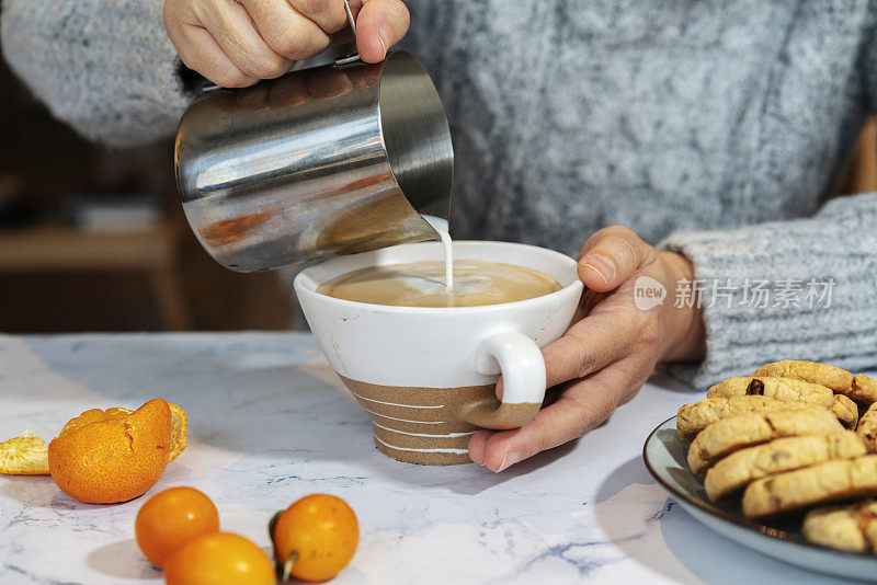 休息时间:把牛奶倒进浓缩咖啡里做拿铁