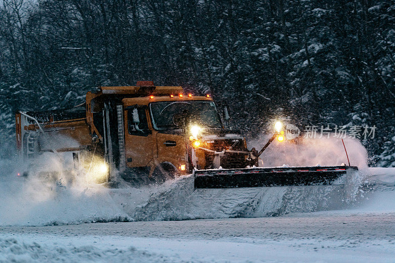 雪犁清理高速公路