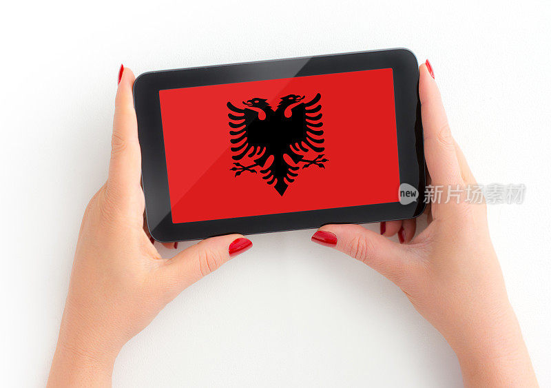 阿尔巴尼亚旗帜数字平板电脑在成熟女性手中与个人观点