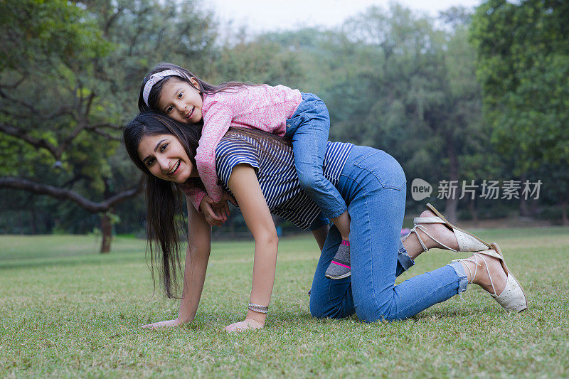 生活肖像妈妈和女儿股票照片