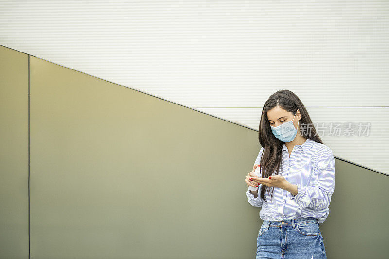 用抗菌洗手液洗手的女人