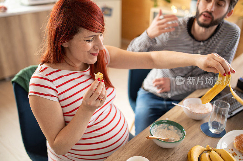 孕妇和丈夫在家吃健康早餐