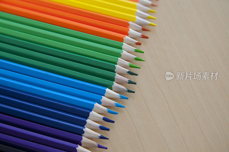 一排彩色铅笔的特写
