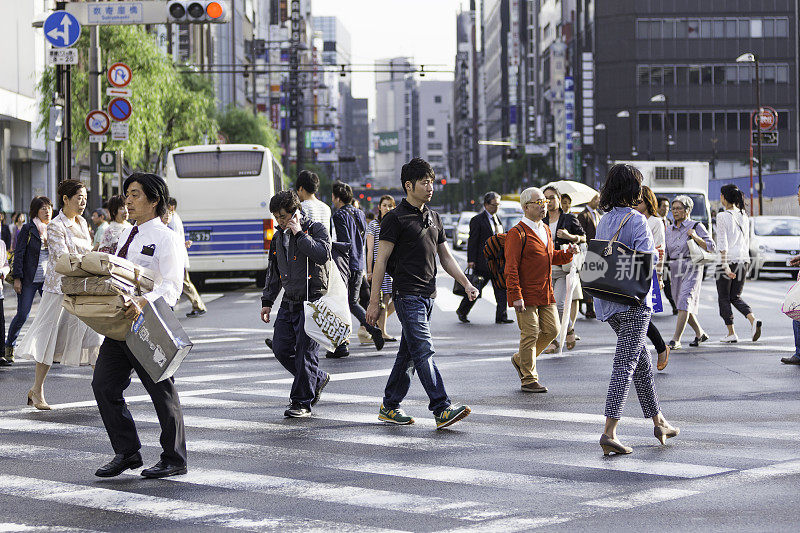 在日本东京，人们走在繁忙的街道上