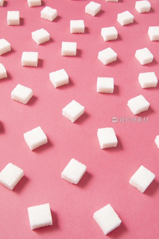 粉红色背景上的白糖方块图案