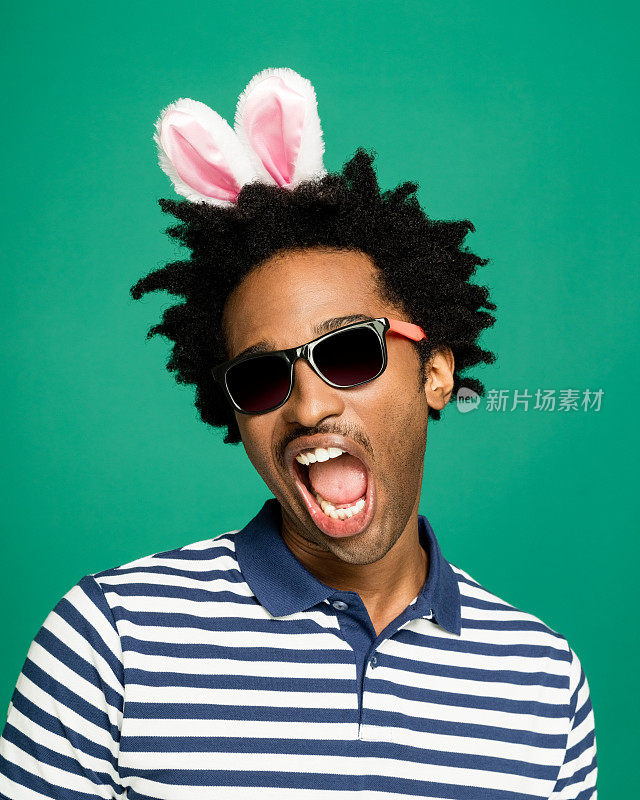 滑稽的美国黑人肖像与兔耳头带