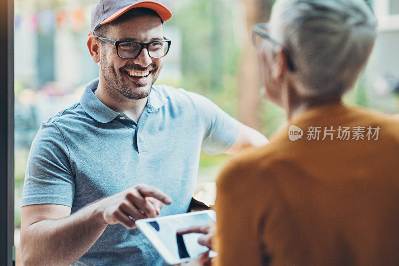 一名女子在平板电脑上签收送货