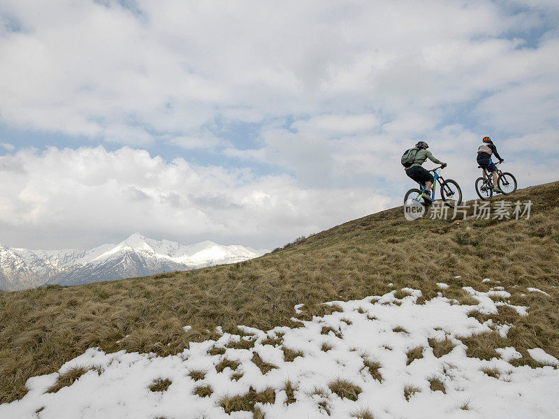 山地自行车骑在积雪的山脊上