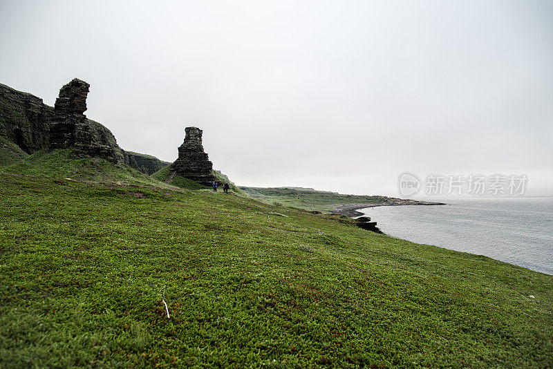 海岸边的石柱