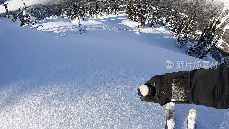 第一人称视角POV背国家滑雪下山高山斜坡