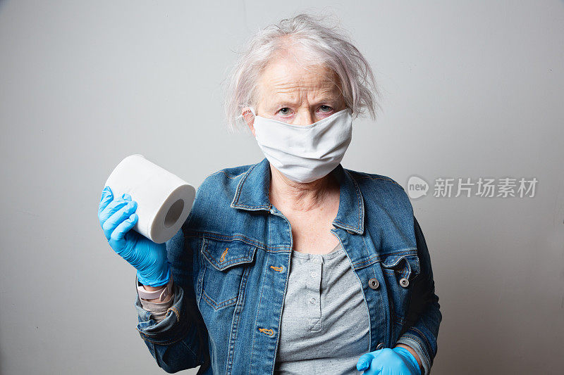 在COVID-19疫情期间，老年妇女只有一卷厕纸