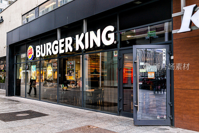 汉堡王快餐连锁店在华沙市中心的标志标志