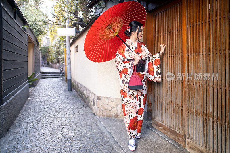 穿着和服的白人妇女进入日本餐馆