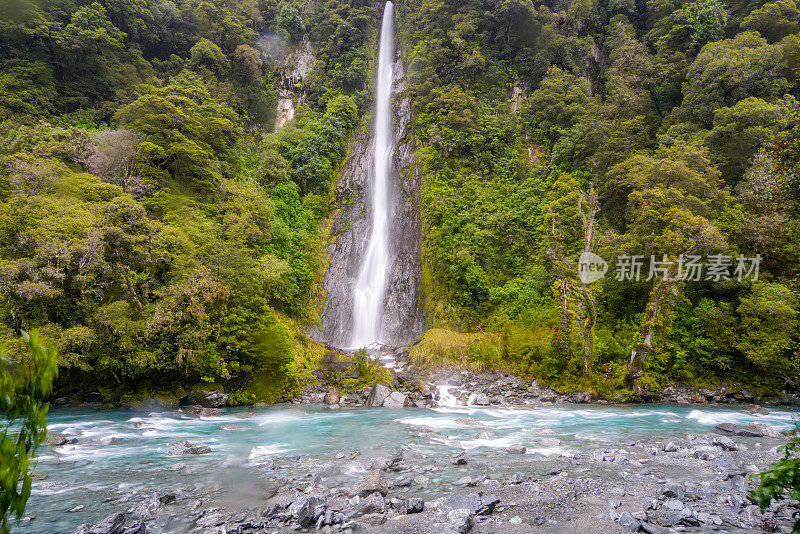 雷鸣溪瀑布，哈斯山口，志向山国家公园在西海岸，新西兰