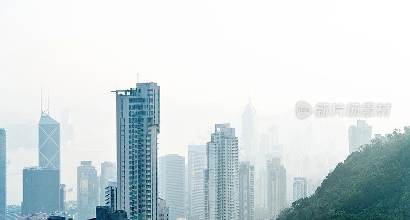 雾天城市建筑鸟瞰图