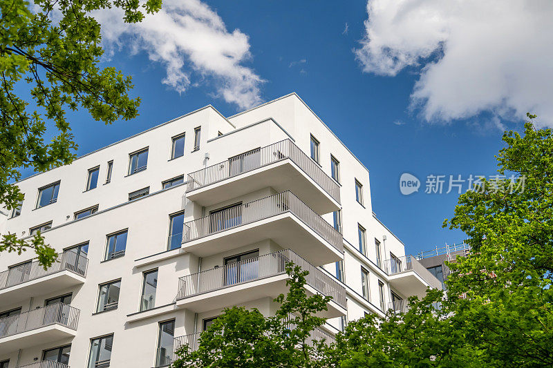 现代优雅的公寓大楼与阳台
