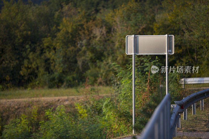 乡村道路上的乡村边界标志