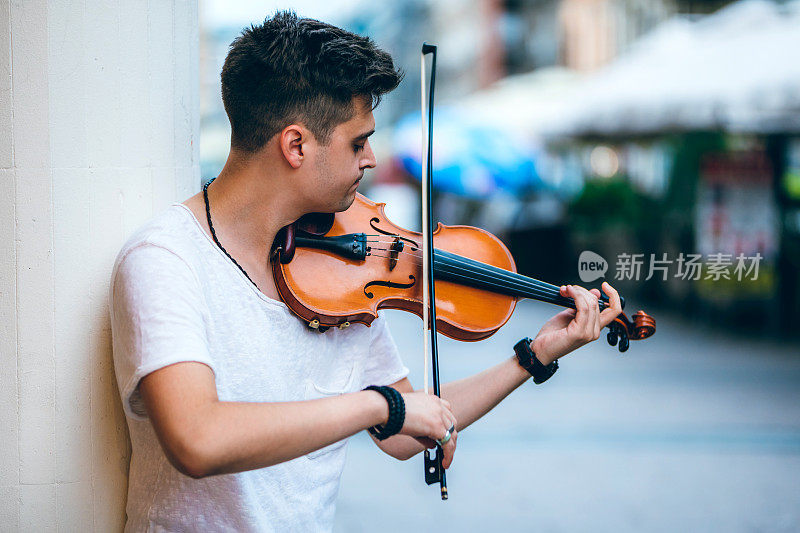 街头艺人演奏小提琴