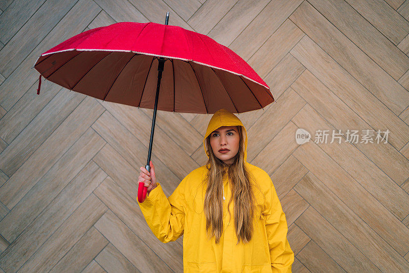 雨中的女人拿着红伞