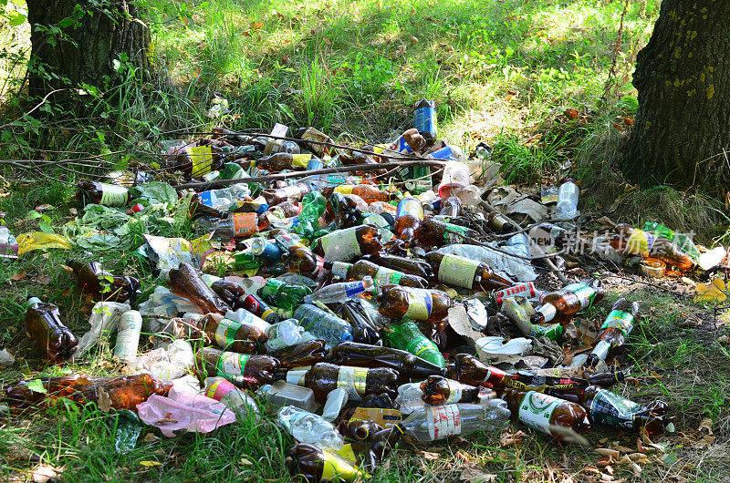 人们扔掉塑料瓶、袋子和食物垃圾，在他们离开后把垃圾留在街上