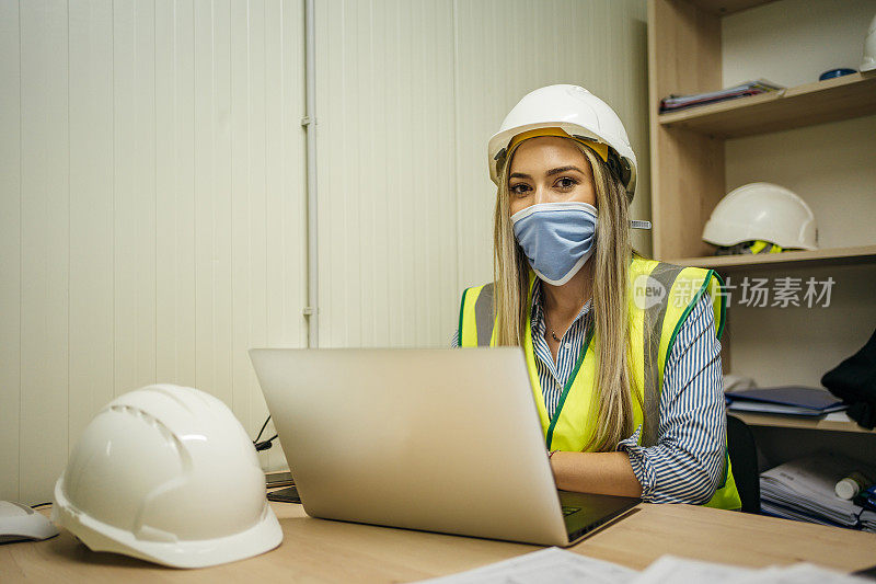 办公室里的女建筑工程师