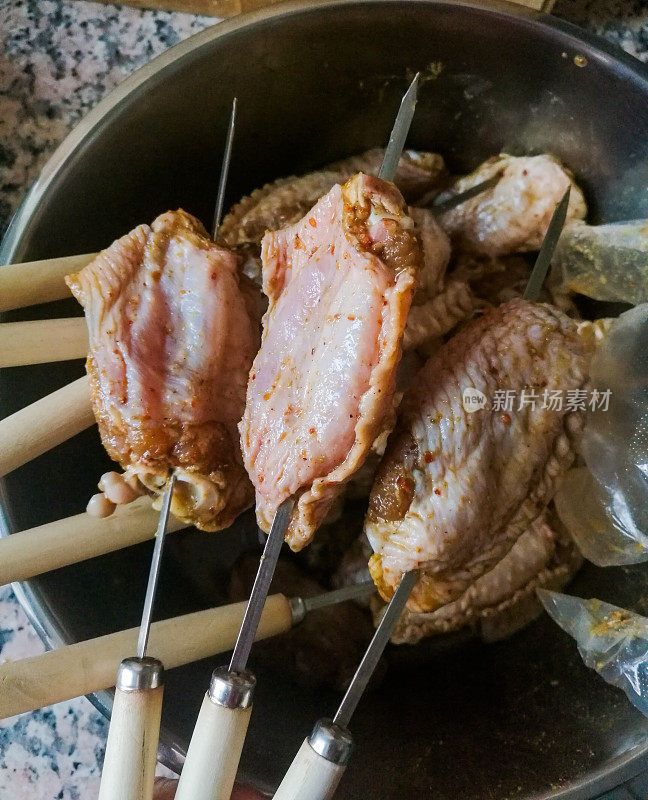 一串腌鸡翅