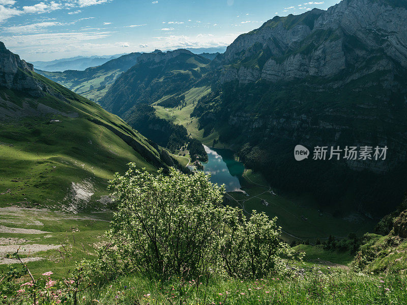 瑞士阿尔卑斯山脉的一个湖