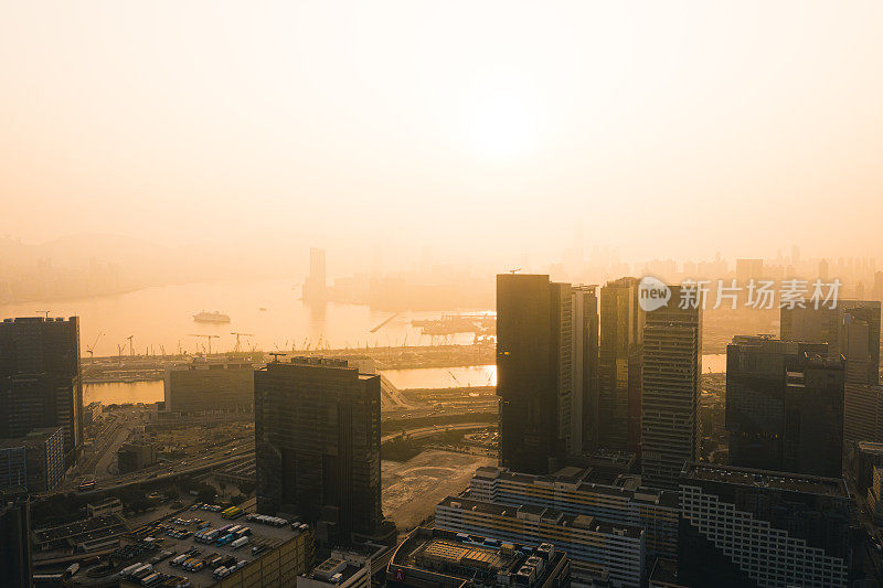 无人机在雾天拍摄的城市建筑