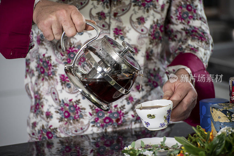 茶仪式。在冠状病毒时代，试图用泡茶仪式重现过去。