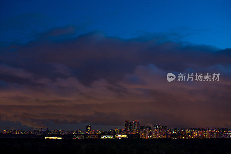 夜晚拍摄的城市天际线和戏剧性的天空