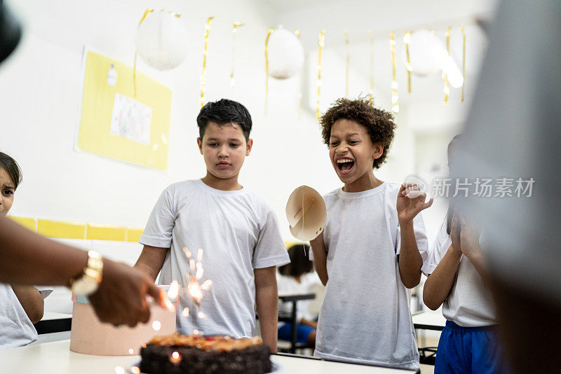 小学班级在学校庆祝生日