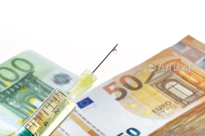 注射器、疫苗和欧元钞票