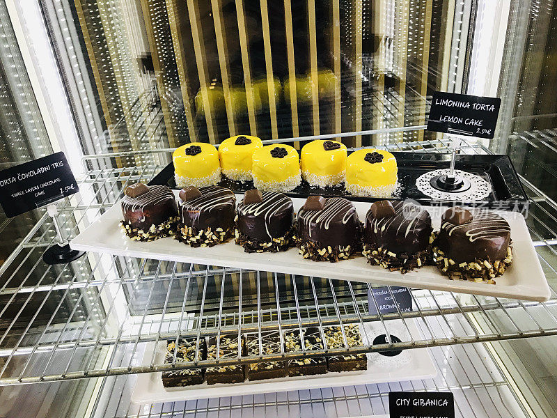 斯洛文尼亚卢布尔雅那出售三层巧克力蛋糕和柠檬蛋糕。