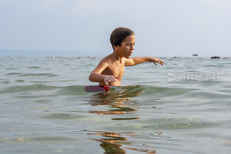 男孩夏天的乐趣在海上