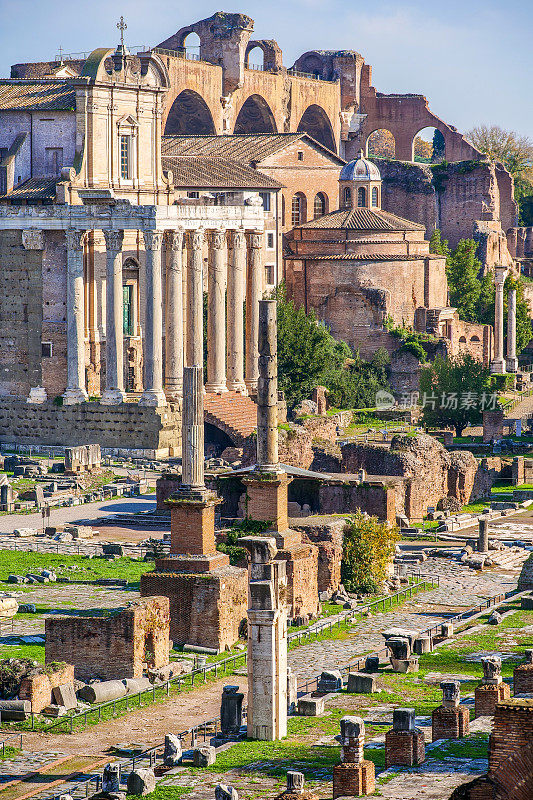 圣街穿过古罗马帝国中心的凯撒广场