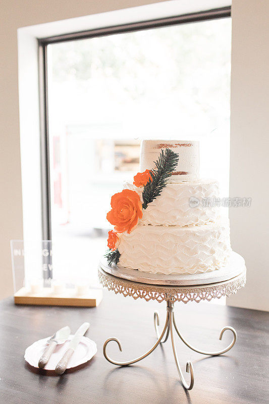 乡村白色婚礼蛋糕与橙花