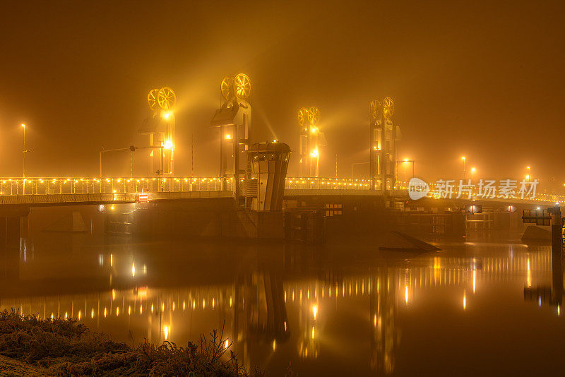 冬天的夜景在坎彭市桥在Overijssel，荷兰