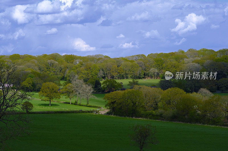 英国伍斯特郡春季通用的英国农田全景图