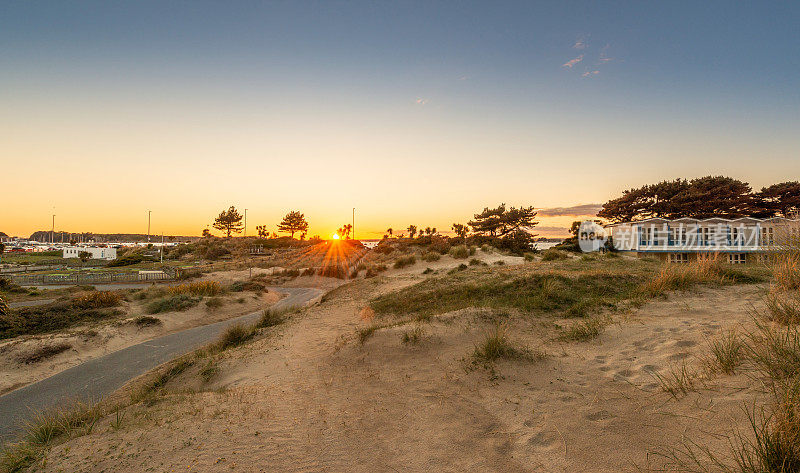 太阳落在多塞特的沙洲上