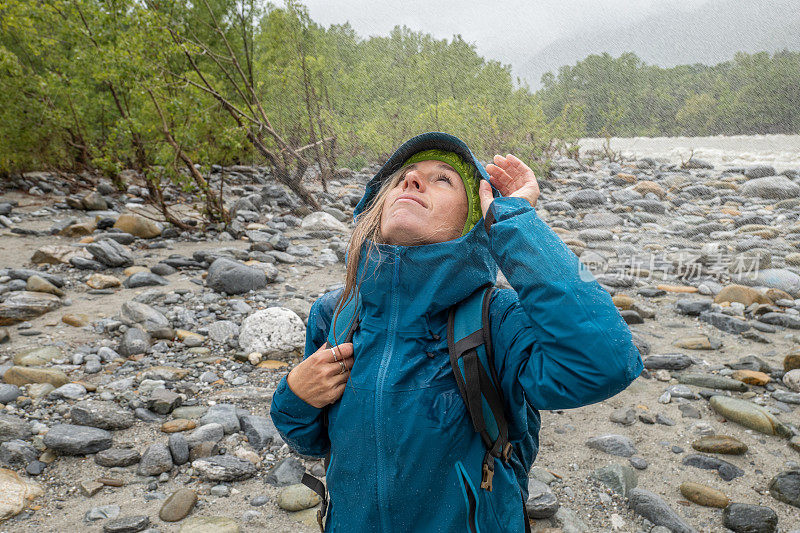 女徒步旅行者在暴雨中