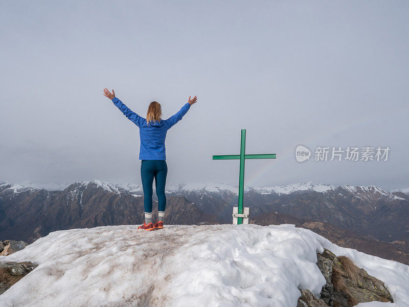 妇女徒步旅行，伸开双臂争取自由