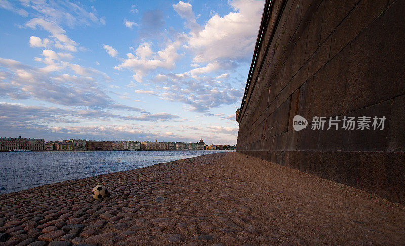 废弃的日出足球观景在铺砌的路堤上与早晨的城市景观