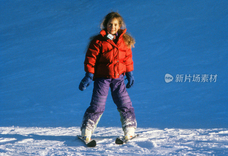 一个孩子悄悄地从滑雪坡上下来