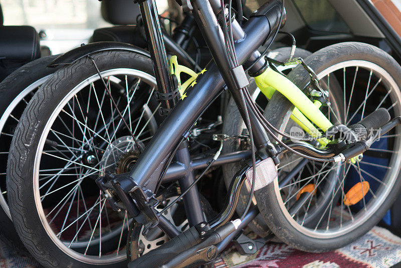 折叠自行车放在汽车的后备箱里。